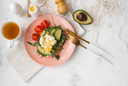 Osterfrühstück: Belegtes Brot mit Avocado und Ei