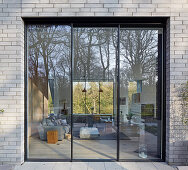 Quadratisches Fenster zum großen Wohnzimmer im Architektenhaus