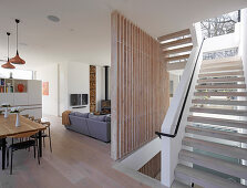 Offene Treppen im Modernen Architektenhaus mit hellem Holz