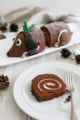 Weihnachtliche Schoko-Biskuitrolle mit Vanillecremefüllung in Form eines Hundes