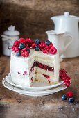 Angel Food Cake mit Beerengelee und Buttercreme