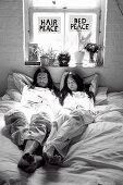 Pärchen auf dem Bett liegend (John Lennon & Yoko Ono - Remake)