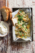 Gebeizte Wittlingsfilets mit Zitronen-Aioli und knusprigem Brot