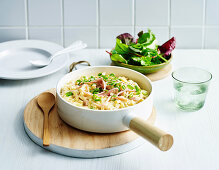 Macaroni and Cheese mit Schinken und grünem Salat