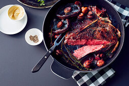 Glazed T-bone with red wine and mushrooms