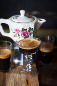 Kaffee serviert in romantischer Esspressokanne und Gläsern