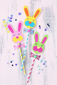 Straws decorated with craft paper Easter bunny faces