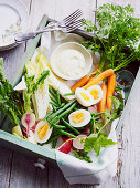 Knackiges Gemüse und gekochte Eier mit Sardellen-Dip