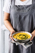 Süsskartoffel-Möhren-Suppe mit Thaibasilikum-Pesto