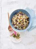 Gersten-Wildreis-Salat mit Aubergine, Feta und Dill