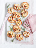 Crostini mit eingelegtem Knoblauch