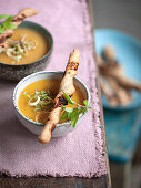 Kartoffel-Möhren-Cremesuppe mit frischem Knoblauch und Mandelmus