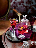 Cranberry Gin Tonic in Gläsern und Karaffe