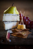 Goat's cheese with crackers, grapes and pear