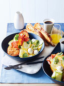 Frühstücksbowl mit Zucchini, Speck, Bocconcini und Minze
