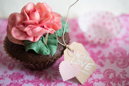 Cupcake mit großer Zuckerrose und Geschenkanhänger