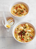 Blumenkohl-Kürbis-Suppe mit Erbsen und hartgekochtem Ei