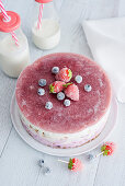 Frozen Yogurt Kuchen mit Beeren