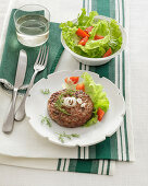 Burger aus Lamm- und Schweinefleisch mit wildem Fenchel auf Blattsalat