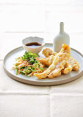 Fisch-Tempura mit asiatischen Krautsalat (glutenfrei)