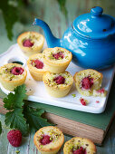 Mignardises (Minitörtchen) mit Himbeere und Pistazien