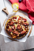 Pizza mit Hackfleisch, Wurst und Käse