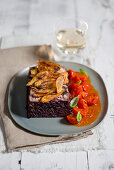 Vegetarischer Hackbraten mit violetten Karotten, mit gelben Möhrenchips und Kirschtomatensauce