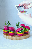 Vegane Mini-Burger mit Roter Bete, Karotten und Salat, beim Fotografieren