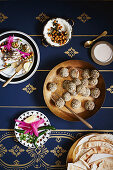 Falafel mit Sesamkruste, Tahinidressing, frittierten Kichererbsen und Fladenbrot