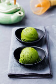 Matcha-Eiscreme in Schalen