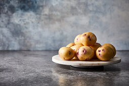 Kartoffeln auf Marmorteller