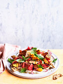 Salat mit gegrillten Pfirsichen, Tomaten und Fladenbrot mit Granatapfeldressing auf Frischkäse