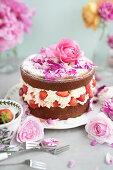 Victoria Sponge Cake mit Erdbeeren, Sahne und Rosenblättern