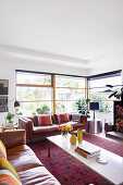 Living room in warm tones with a window front