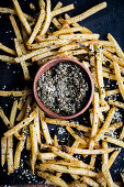 Chips with algae and sesame seeds