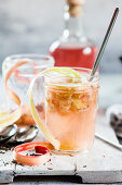 Cocktail aus Jasmintee, geröstetem Rhabarber, Rhabarbergin und Vanillesirup