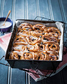 Klassische Sticky Buns mit Zimt und Rosinen