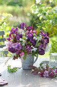 Strauß mit violetten Tulpen und Blütenzweigen