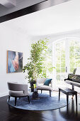 Designerstühle und Klavier im Musikzimmer mit Sprossentür