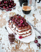 Schokoladen-Baiser-Kuchen mit Kirschen