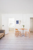 Kleiner Essplatz im minimalistischen Wohnzimmer