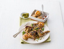 Hähnchen in Pfefferminz-Knoblauch-Marinade vom Grill mit Kartoffeln