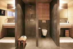 Designerbad mit abgetrennter Dusche und Toilette und zwei Waschbecken