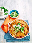 Mexikanischer Hackbraten mit Tortillachips und Guacamole