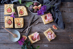 Focaccia with figs and ham