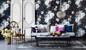 Opulente Blumentapete im Wohnzimmer mit dunklen Farben