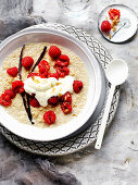 Quinoa-Porridge mit Himbeeren und Joghurt