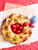 Griechisches Osterbrot mit roten Ostereiern