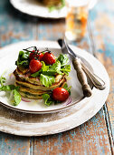Rucola-Basilikum-Pancakes mit Tomaten und Rucolasalat