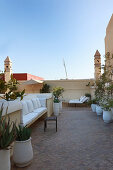 Mediterrane Dachterrasse mit Kübelpflanzen und Türmen